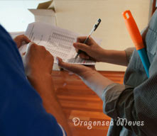 海龙国际搬家公司再次检查工作区域的墙面地面并签署报告