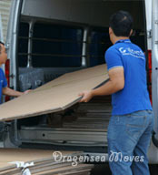 海运行李公司根据所要包装的物品准备充足的包装材料及合适的车辆