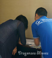 海龙国际搬家公司检查包装区域墙面地面，签署报告，提示您保管好高价值的贵重物品