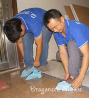 北京国际搬家公司安排工人穿上工服、鞋套分区域作业