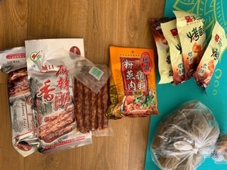 重庆市邮寄牛肉干 粉条 等小食品到英国应该找什么公司？